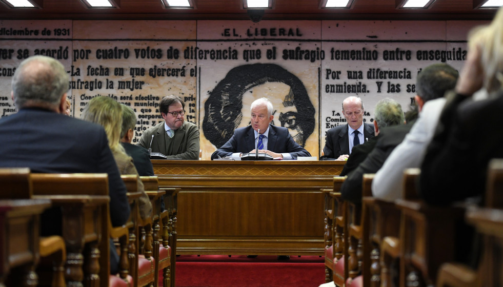El senador del PP Salvador de Foronda (i), y el diputado del PP Eloy Suárez (c) durante la constitución y designación de la mesa de la Comisión de Investigación por el ‘caso Koldo’, en el Sen