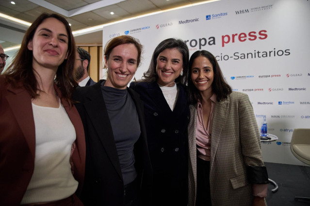 (I-D) La portavoz de Más Madrid en el Ayuntamiento de Madrid, Rita Maestre; la ministra de Sanidad, Mónica García; la portavoz de Más Madrid en la Asamblea de Madrid, Manuela Bergerot y la diputada de Sumar Tesh Sidi