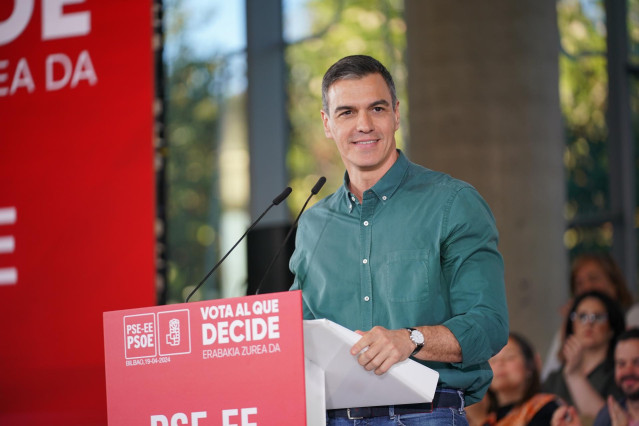 El presidente del Gobierno, Pedro Sánchez, durante el acto de cierre de campaña del partido, en el Palacio Euskalduna, a 19 de abril de 2024, en Bilbao, Vizcaya, País Vasco (España). Sánchez se ha trasladado al País Vasco por tercera vez durante esta camp