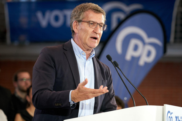 El líder del PP, Alberto Nuñez Feijóo, durante el acto de cierre de campaña de su partido, en el Centro Cívico Lakua,  en Vitoria-Gasteiz