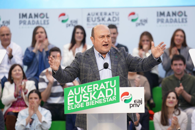 El presidente del PNV, Andoni Ortuzar, durante el mitin con el que la formación jeltzale ha concluido la campaña electoral en Bilbao