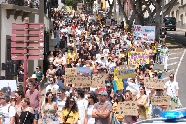 Decenas de personas protestan durante una manifestación contra el modelo turístico, a 20 de abril de 2024, en Puerto del Rosario, Fuerteventura, Canarias (España). Las ocho islas canarias se unen hoy para protestar contra la masificación turística. Esta e