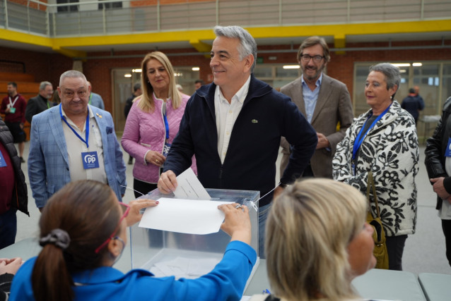 De Andrés ejerce su derecho a voto en un colegio electoral de Vitoria-Gasteiz