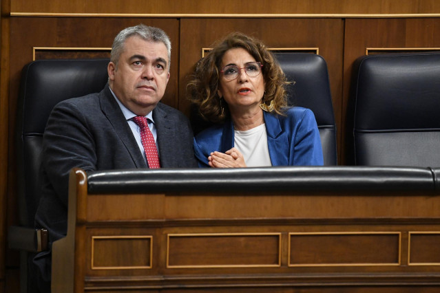 Archivo - El secretario de Organización del PSOE, Santos Cerdán y la vicepresidenta primera y ministra de Hacienda, María Jesús Montero durante una sesión, en el Congreso de los Diputados, a 19 de marzo de 2024, en Madrid (España).