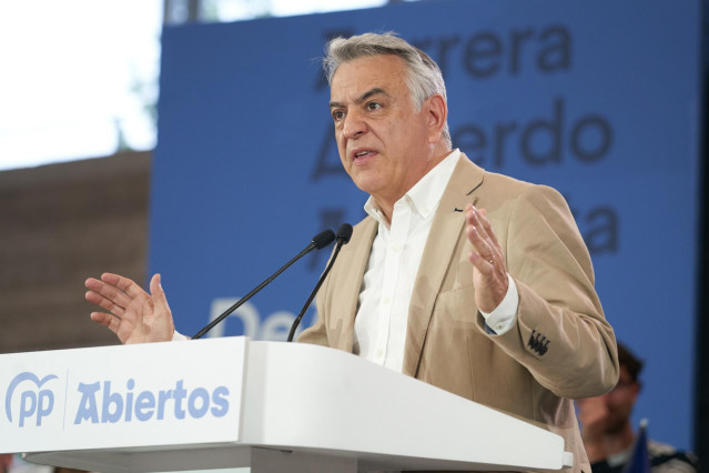 El candidato a lehendakari por el PP, Javier de Andrés, durante el acto de cierre de campaña del partido, en el Centro Cívico Lakua, a 19 de abril de 2024, en Vitoria-Gasteiz, Álava, País Vasco (España).