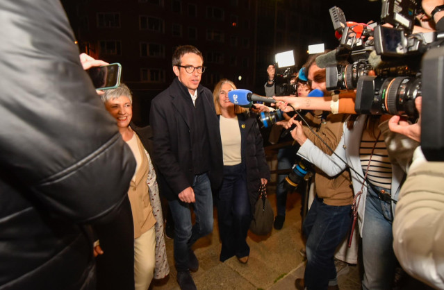 Gran expectación a la llegada del candidato de EH Bildu a lehendakari, Pello Otxandiano, al edificio Ensanche de Bilbao