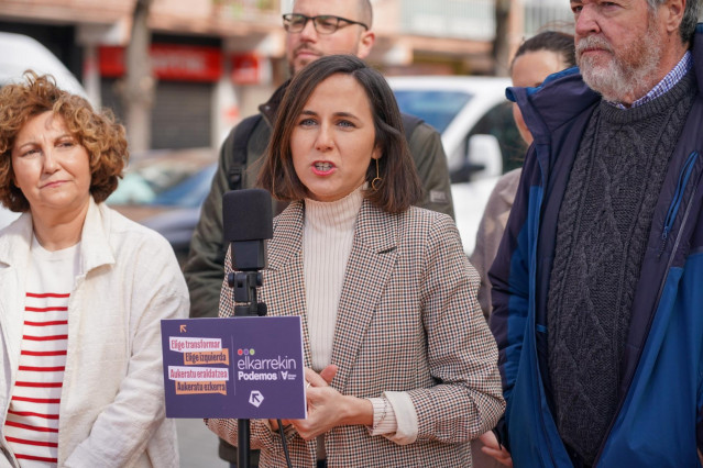 La secretaria general de Podemos, Ione Belarra, realiza declaraciones en el Monumento a la Asamblea de mujeres de Araba, a 1 de abril de 2024, en Vitoria-Gasteiz, Álava, Vizcaya, Euskadi (España).