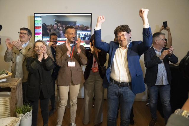 El secretario general del PSE-EE y candidato del partido a lehendakari, Eneko Andueza, llega al seguimiento de la jornada electoral de elecciones autonómicas del País Vasco, en Bizkaia Aretoa, a 21 de abril de 2024, en Bilbao, Vizcaya, País Vasco (España)