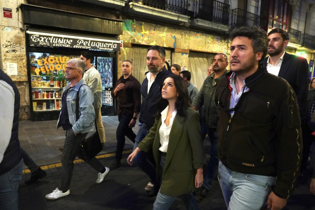 El presidente de VOX, Santiago Abascal (c), y la portavoz de VOX en el Congreso, Pepa Millán (d), a su llegada a un acto electoral de su partido, en la Plaza Corazón de María, a 5 de abril de 2024, en Bilbao