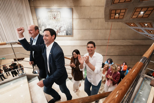 El presidente del PNV, Andoni Ortuzar (i) y el candidato del PNV a lehendakari, Imanol Pradales (d), Sabin Etxea, tras finalizar la jornada electoral de elecciones al Parlamento vasco, en Bilbao.