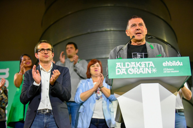 El coordinador general de la coalición, Arnaldo Otegi, comparece ante los medios durante el seguimiento de la jornada electoral de elecciones autonómicas del País Vasco, en el Mercado del Ensanche, a 21 de abril de 2024, en Bilbao, Vizcaya, País Vasco (Es