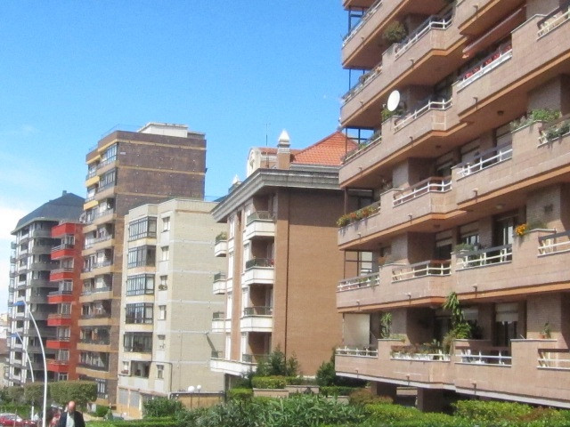 Archivo - La oferta de vivienda en venta cae un 6% interanual en el primer trimestre, según Idealista.