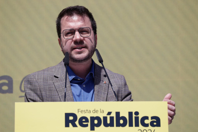 El presidente de la Generalitat de Catalunya, Pere Aragonés, interviene durante el acto de ERC ‘Festa de la República’, en el paseo Companys, a 13 de abril de 2024, en Barcelona, Catalunya (España).