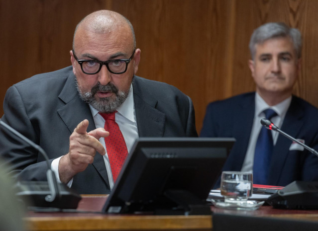 El exasesor del exministro José Luis Ábalos, Koldo García (i), junto a su abogado (d), comparece en la Comisión del Senado sobre la investigación de las mascarillas durante el COVID-19, a 22 de abril de 2024, en Madrid (España). Las comparecencias en la c
