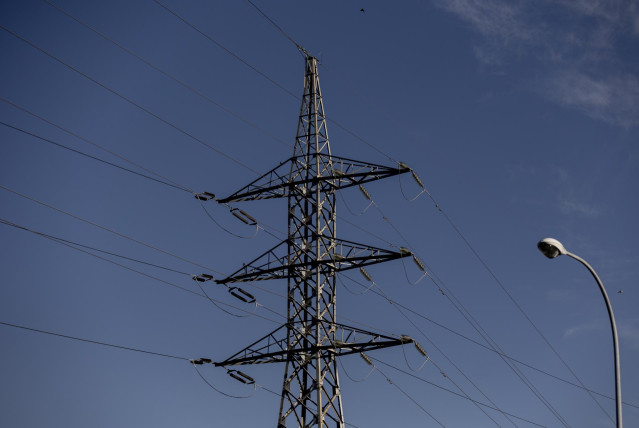 Archivo - Una torre eléctrica, a 12 de noviembre de 2021, en Madrid, (España). El Índice de Precios de Consumo (IPC) subió un 1,8% en octubre en relación al mes anterior y disparó su tasa interanual hasta el 5,4%, casi 1,5 puntos por encima de la tasa de