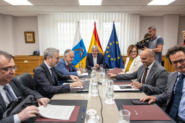 El secretario de Estado de Política Territorial, Arcadi España (2i);  el ministro de Política Territorial y Memoria Democrática, Ángel Víctor Torres (3i); el presidente de Canarias, Fernando Clavijo (c), y la consejera de Bienestar Social, Igualdad, Juven
