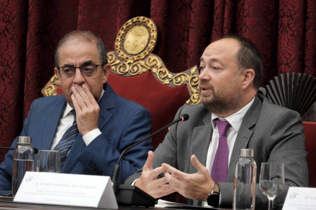 El secretario general de Universidades de la Consejería de Universidad, Investigación e Innovación, Ramón Herrera, con el rector de la Universidad de Sevilla, Miguel Ángel Castro, en el Paraninfo de la Universidad de Sevilla.