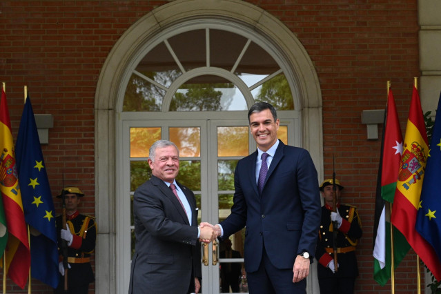 Archivo - El presidente del Gobierno, Pedro Sánchez, junto al rey de Jordania, Abdalá II en La Moncloa en una imagen de archivo.