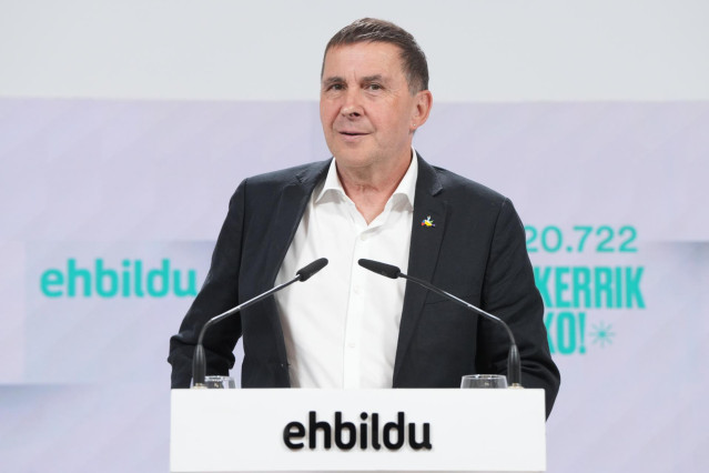 El coordinador general de la coalición, Arnaldo Otegi, durante una rueda de prensa posterior a la reunión de EH Bildu, en la sede del partido, a 22 de abril de 2024, en San Sebastián