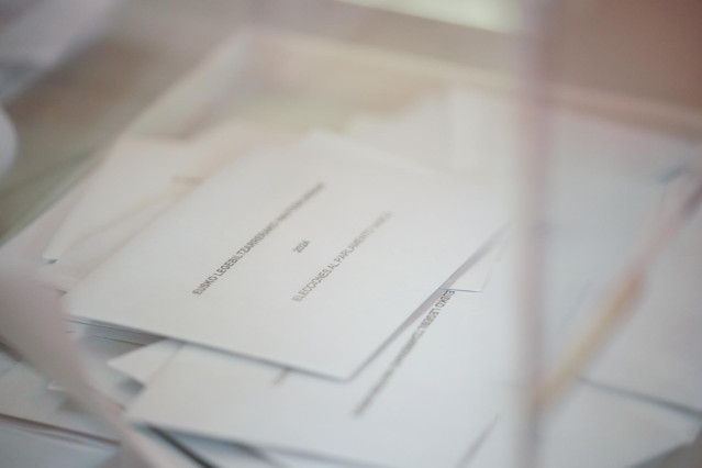 Un sobre electoral en una urna para las elecciones autonómicas vasca.