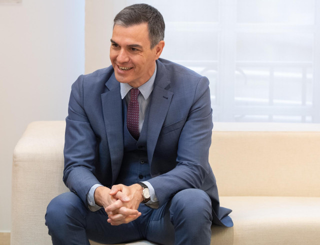 El presidente del Gobierno, Pedro Sánchez, durante su encuentro con el expresidente de la República de Costa Rica Carlos Alvarado, en el Complejo de la Moncloa, a 1 de abril de 2024, en Madrid (España). Carlos Alvarado fue presidente de la República de Co