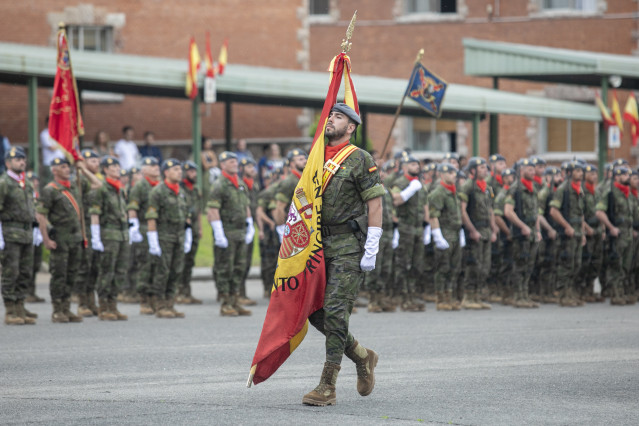 Archivo - Militares desfilan durante una parada militar en el Acuartelamiento ‘Cabo Noval’  a 7 de junio de 203, en Siero, Asturias (España).