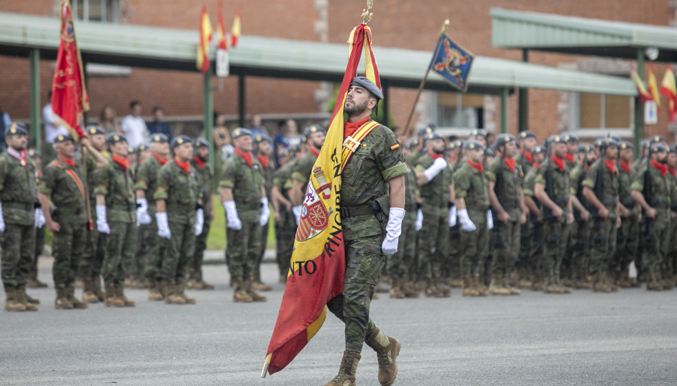 Archivo - Militares desfilan durante una parada militar en el Acuartelamiento ‘Cabo Noval’  a 7 de junio de 203, en Siero, Asturias (España).
