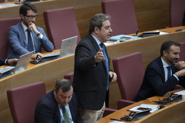 Archivo - El síndic de Vox en Les Corts, José María Llanos, interviene en la Cámara autonómica