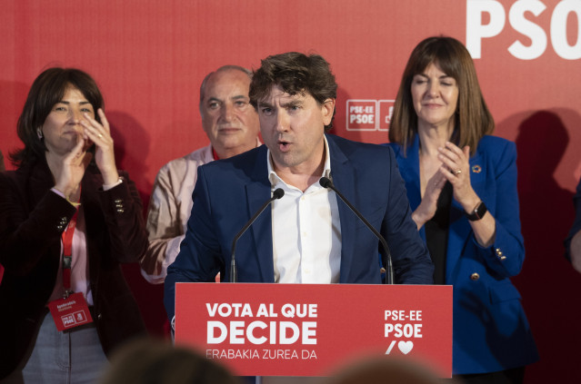 El secretario general del PSE-EE y candidato del partido a lehendakari, Eneko Andueza, interviene tras finalizar la jornada electoral de elecciones autonómicas del País Vasco.