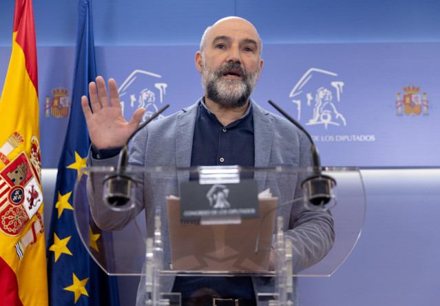 El diputado de BNG Néstor Rego durante una rueda de prensa anterior a la Junta de Portavoces, en el Congreso de los Diputados, a 23 de abril de 2024, en Madrid (España).