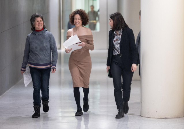 Archivo - La portavoz de En Comú Podem, Aina Vidal (c), junto a la portavoz de Vivienda, Gala Pin (i), a su llegada a una rueda de prensa anterior a la reunión de la Junta de Portavoces, en el Congreso de los Diputados, a 12 de marzo de 2024, en Madrid (E