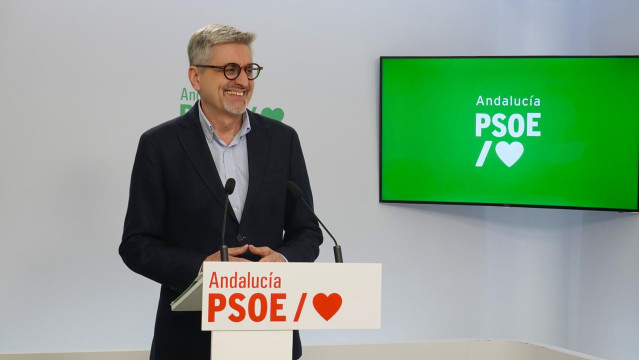 El portavoz adjunto del PSOE-A, Josele Aguilar, en rueda de prensa.
