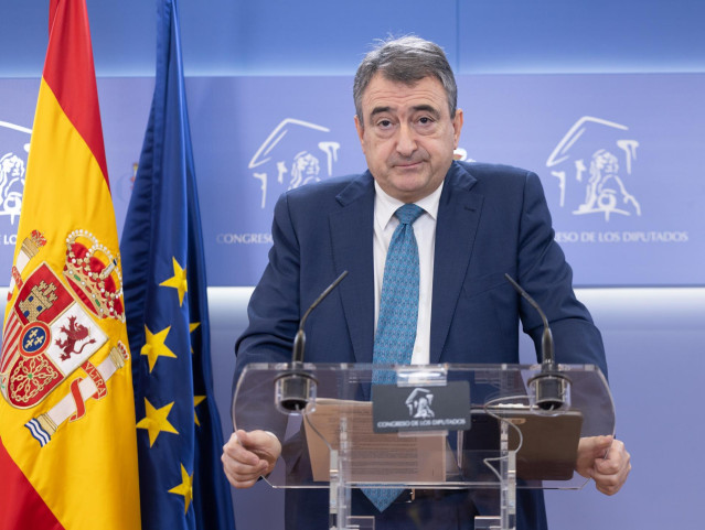 Archivo - El protavoz del EAJ-PNV, Aitor Esteban, en rueda de prensa