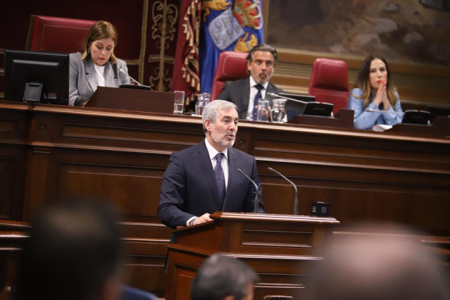 Archivo - El presidente de Canarias, Fernando Clavijo, durante su discurso en el Debate sobre el Estado de la Nacionalidad Canaria