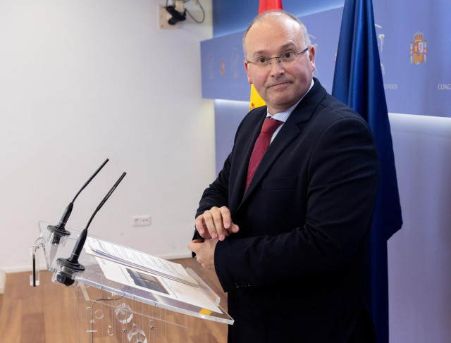 El portavoz del PP en el Congreso, Miguel Tellado, durante una rueda de prensa posterior a la reunión de Junta de Portavoces, en el Congreso de los Diputados, a 9 de abril de 2024, en Madrid (España).