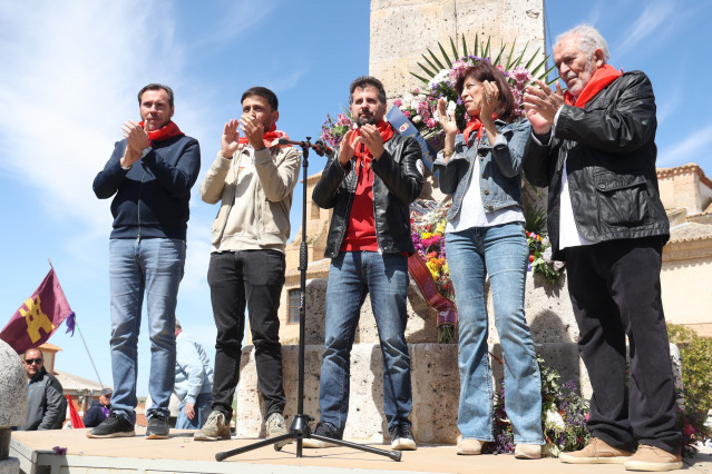 Representantes del PSOE, con Luis Tudanca en el centro, ante el monolito de los Comuneros.