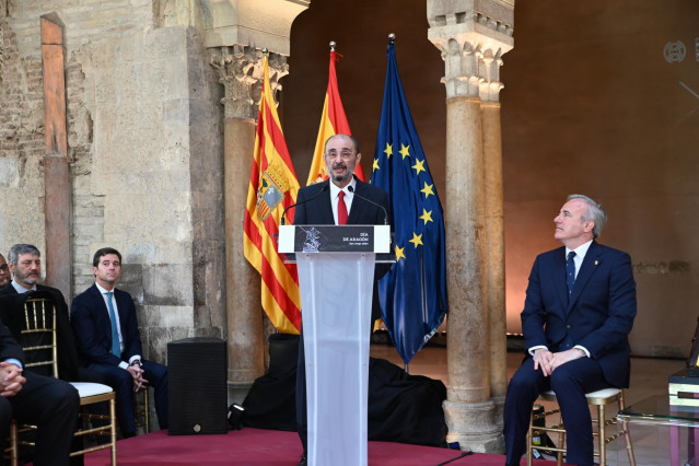 El expresidente del Ejecutivo aragonés, Javier Lambán (i), interviene durante el acto institucional del Día de Aragón, en el patio de Santa Isabel del Palacio de la Aljafería.