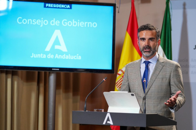El consejero de Sostenibilidad, Medio Ambiente y Economía Azul y portavoz del Gobierno, Ramón Fernández-Pacheco, comparece en la rueda de prensa posterior al Consejo de Gobierno. A 23 de abril de 2024, en Sevilla (Andalucía, España). El Consejo de Gobiern