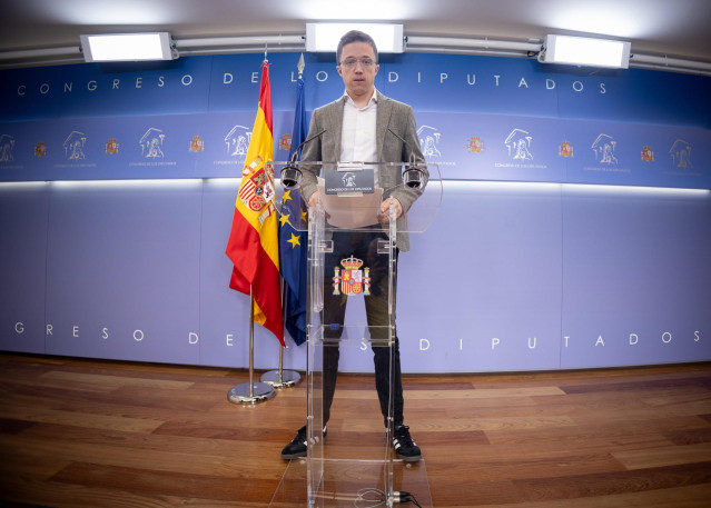 El líder de Más País, Iñigo Errejón, durante una rueda de prensa posterior a la Junta de Portavoces, en el Congreso de los Diputados, a 23 de abril de 2024, en Madrid (España).