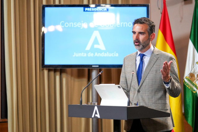 El consejero de Sostenibilidad, Medio Ambiente y Economía Azul y portavoz del Gobierno, Ramón Fernández-Pacheco, comparece en la rueda de prensa posterior al Consejo de Gobierno. A 23 de abril de 2024, en Sevilla (Andalucía, España). El Consejo de Gobiern