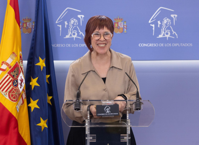 La portavoz de Compromís en el Congreso y portavoz adjunta de Sumar, Águeda Micó, durante una rueda de prensa posterior a la Junta de Portavoces, en el Congreso de los Diputados, a 23 de abril de 2024, en Madrid (España).