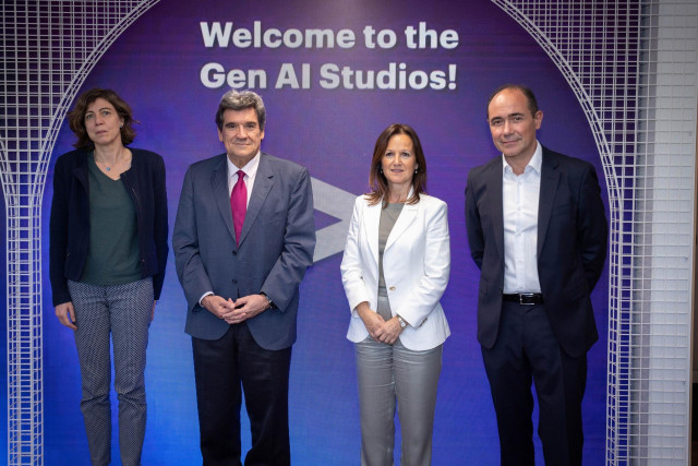 La secretaria de Estado de Digitalización e Inteligencia Artificial, Mayte Ledo; el ministro para la Transformación Digital y de la Función Pública, José Luis Escrivá; y Mercedes Oblanca y Alberto García Arrieta, de Accenture.