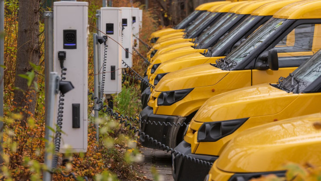 Las ventas de coches eléctricos alcanzarán las 17 millones de unidades en 2024, según la AIE.