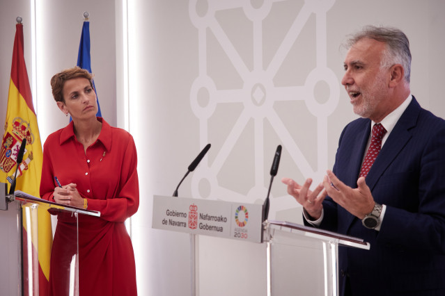 El ministro de Política Territorial y Memoria Democrática, Ángel Víctor Torres, y la presidenta de Navarra, María Chivite