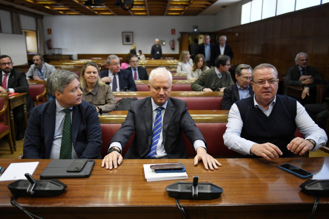 El diputado del PP Eloy Suárez (c) durante la constitución y designación de la mesa de la Comisión de Investigación por el ‘caso Koldo’, en el Senado, a 1 de abril de 2024, en Madrid (España). La Comisión de Investigación es sobre los contratos públicos r