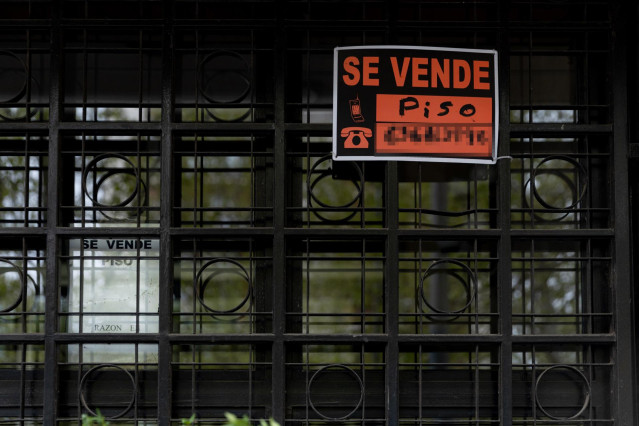 Vista de un cartel de 'Se vende' piso en un portal