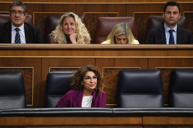 La vicepresidenta primera y ministra de Hacienda, María Jesús  Montero, y el portavoz del PSOE en el Congreso, Patxi López, durante una sesión plenaria en el Congreso de los Diputados, a 23 de abril de 2024, en Madrid (España). El Congreso de los Diputado
