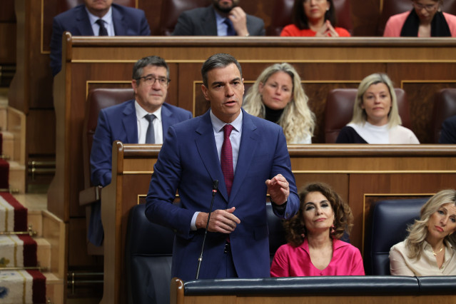 El presidente del Gobierno, Pedro Sánchez, interviene durante una sesión de control al Gobierno, en el Congreso de los Diputados, a 24 de abril de 2024, en Madrid (España). Durante la sesión de control, se han abordado cuestiones relacionadas con la atenc