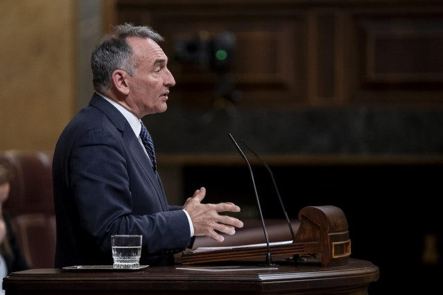 Archivo - El portavoz parlamentario de IU y diputado de Sumar, Enrique Santiago, interviene durante una sesión plenaria, en el Congreso de los Diputados, a 27 de febrero de 2024, en Madrid (España).