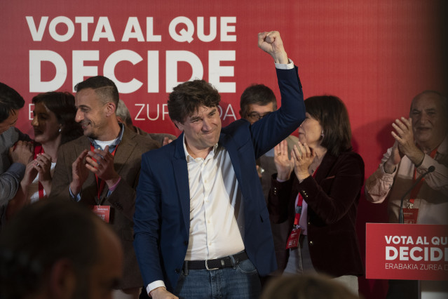 El secretario general del PSE-EE y candidato del partido a lehendakari, Eneko Andueza, tras finalizar la jornada electoral de elecciones autonómicas del País Vasco, en Bizkaia Aretoa, a 21 de abril de 2024, en Bilbao